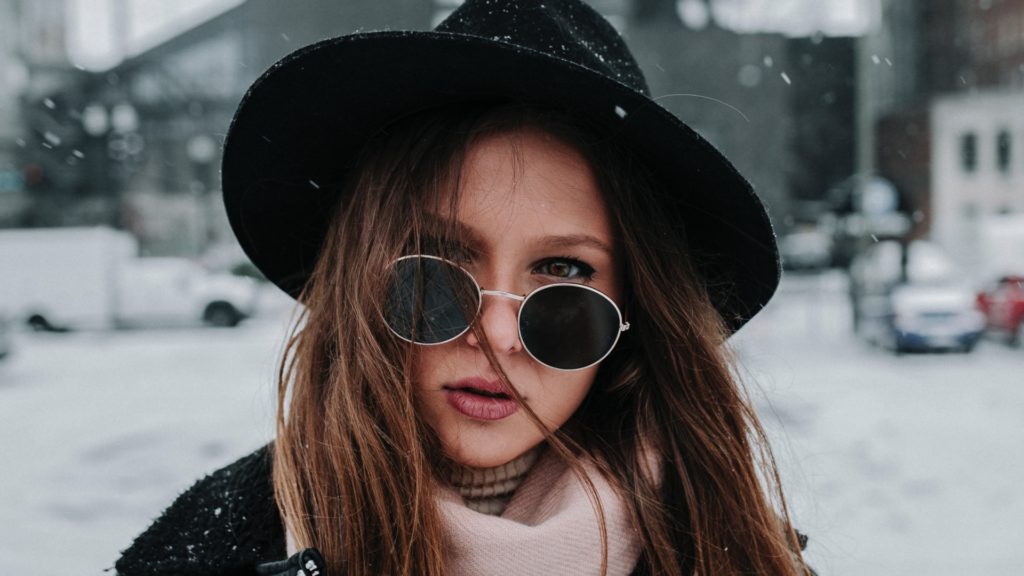 dievča so slnečnými okuliarmi v zime