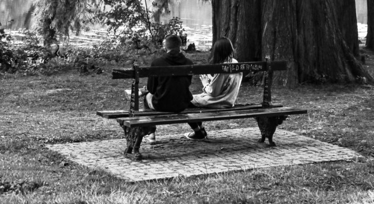muž a žena sediaci na lavičke