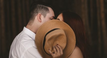 Pár sa bozkáva za klobúkom