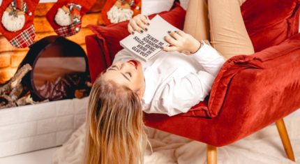 dievča na Vianoce číta horoskop