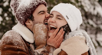 Dvojica sa smeje v snehu, je medzi nimi láska