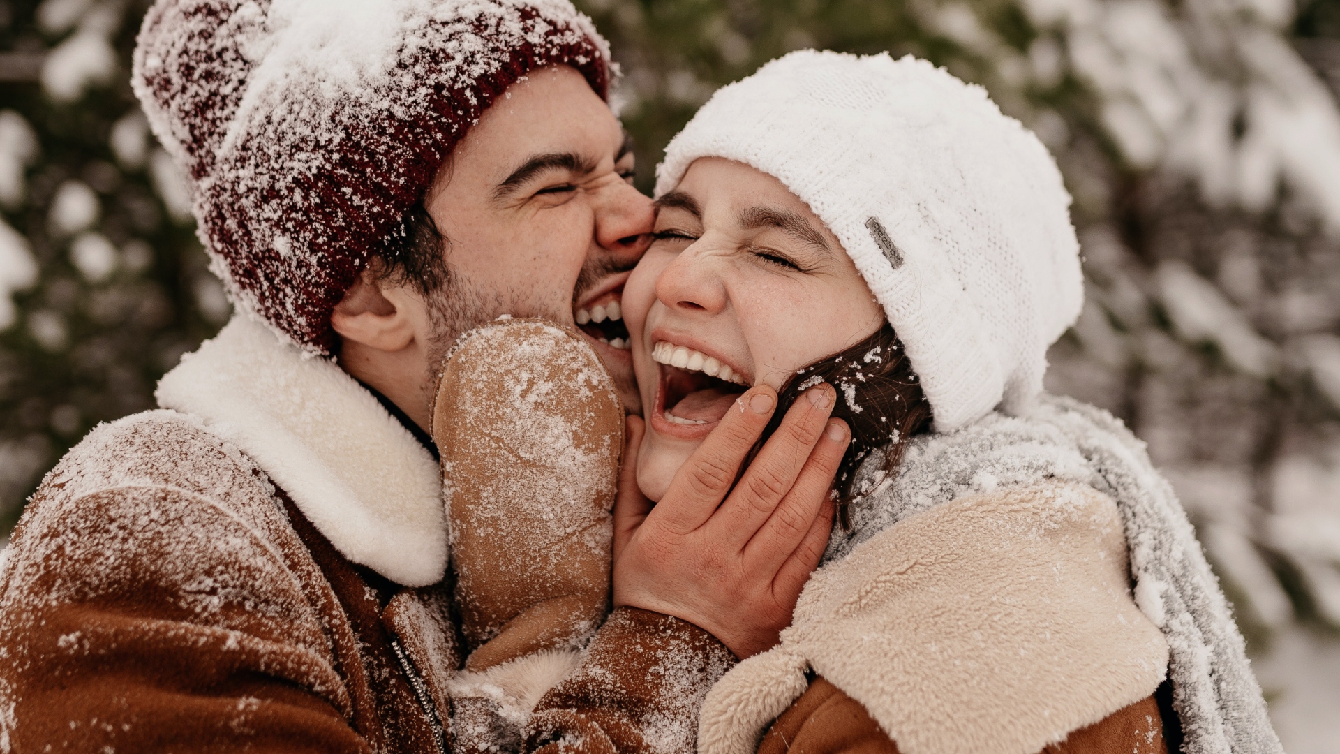 Dvojica sa smeje v snehu, je medzi nimi láska