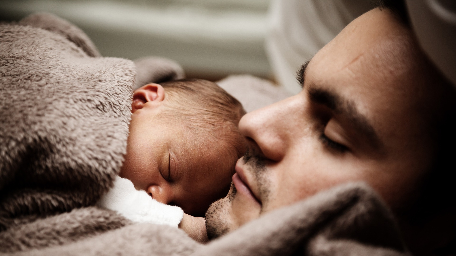 Spiaci otec a syn v náručí
