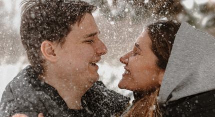 Šťastný pár v snehu