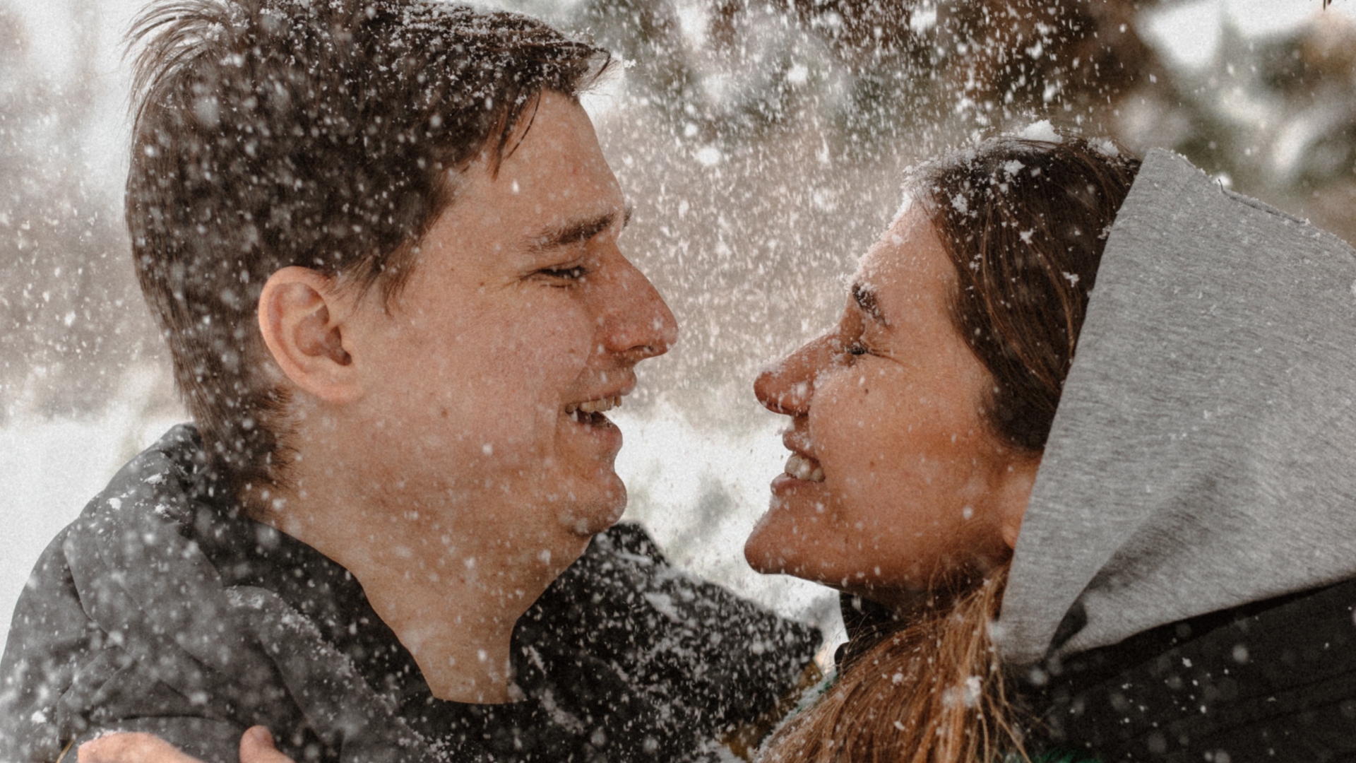 Šťastný pár v snehu