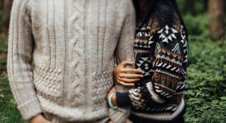 Muž a žena oblečení v svetroch