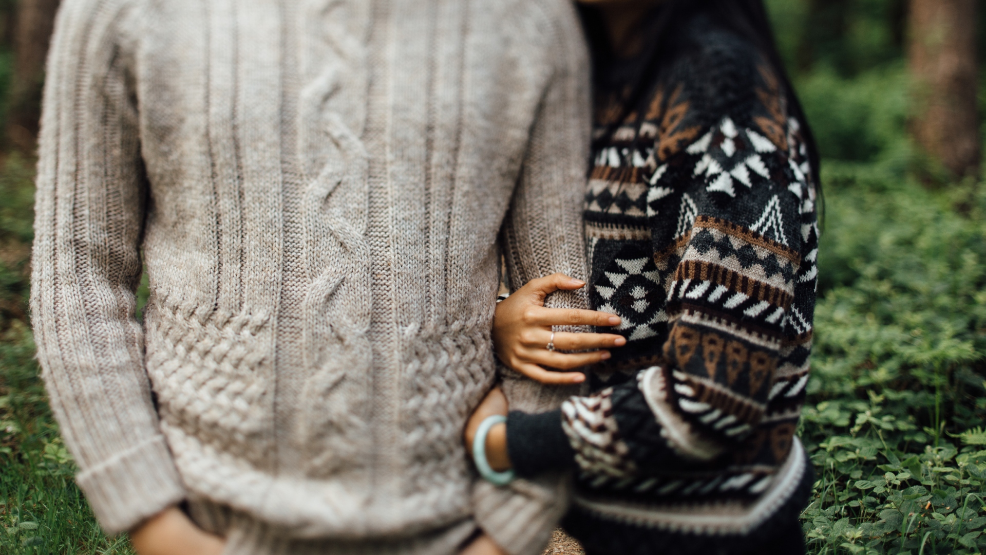 Muž a žena oblečení v svetroch