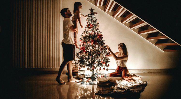 Rodina zdobí vianočný stromček