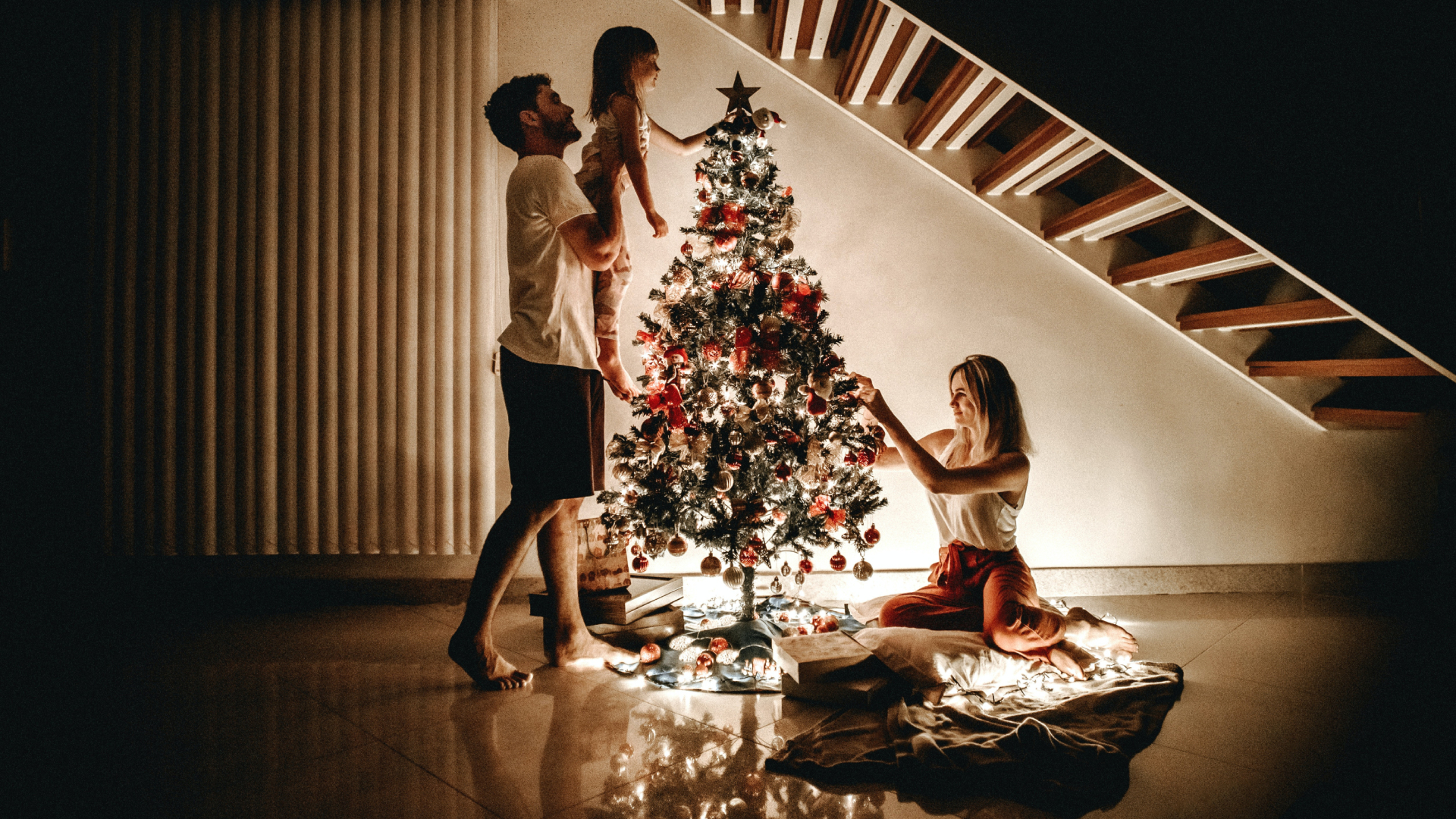 Rodina zdobí vianočný stromček