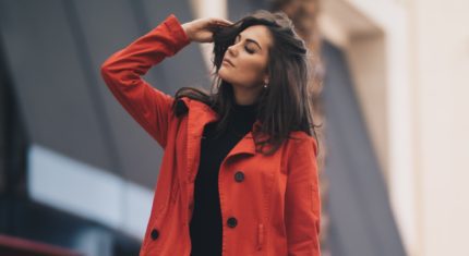 Žena v červenom kabáte, ktorá verí na znamenia