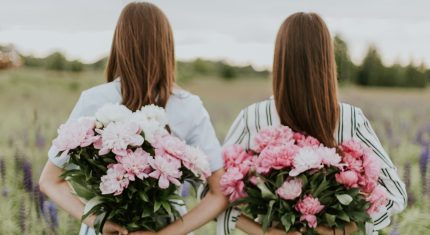 Sestry držia kytice kvetov