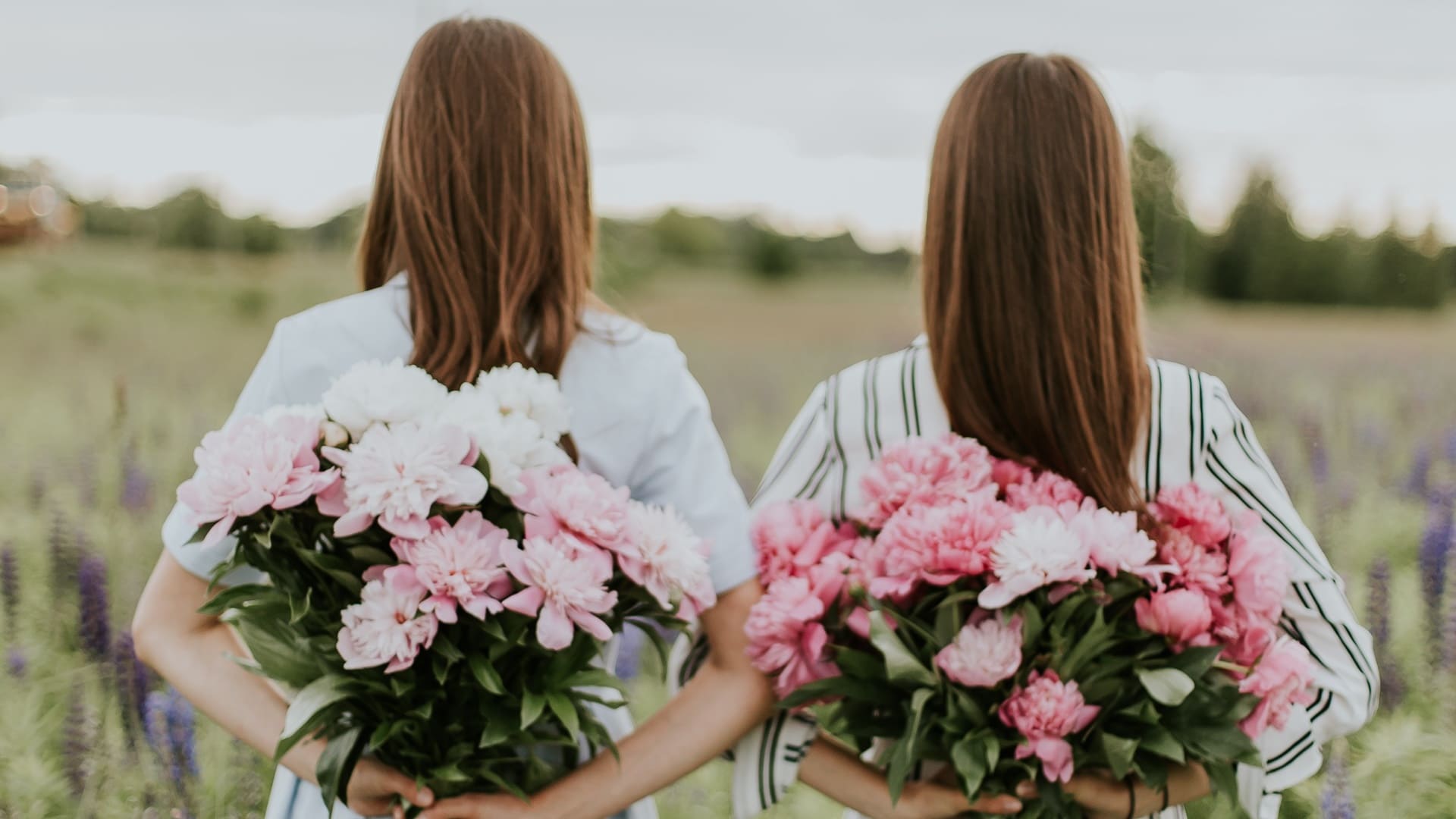 Sestry držia kytice kvetov