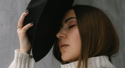 Žena s klobúkom