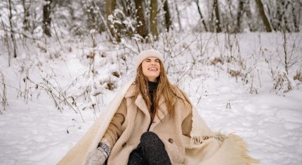 Žena sa smeje v snehu