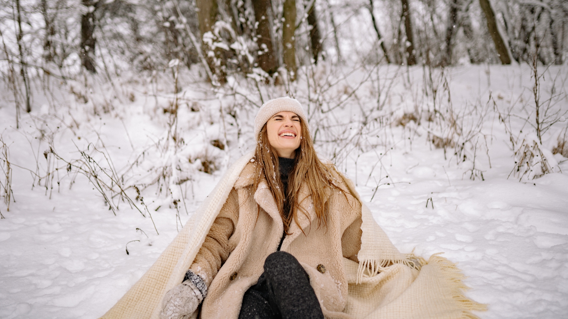 Žena sa smeje v snehu