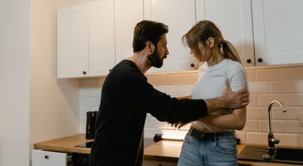 Muž drží ženu za ruky