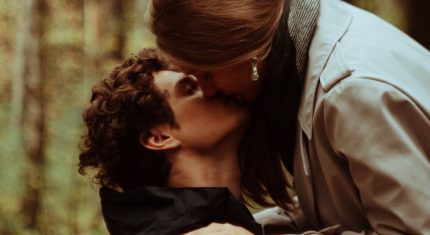 Znamenia lásky: Muž a žena sa bozkávajú