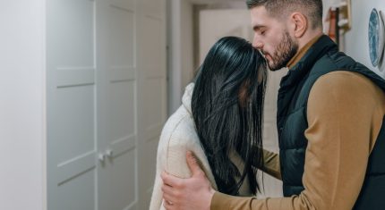 Muž drží ženu v byte, majú problémy vo vzťahu