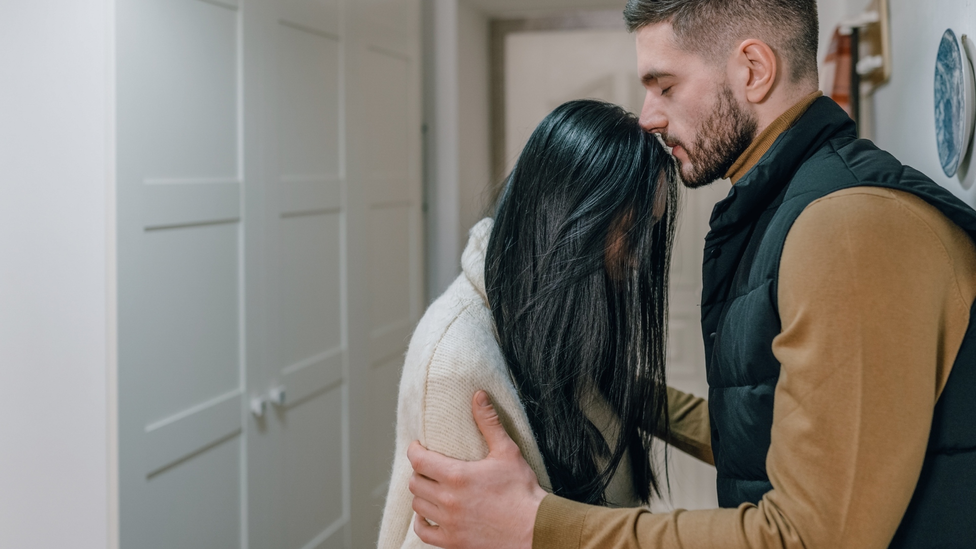 Muž drží ženu v byte, majú problémy vo vzťahu