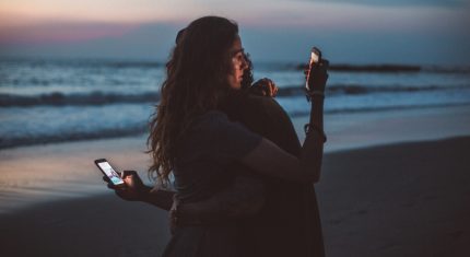 Ľudia majú vzťahy s mobilom v ruke