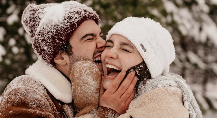 Muž a žena sa smejú, je medzi nimi láska