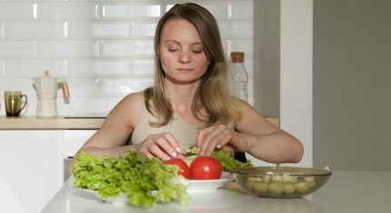 Žena sa snaží jesť zdravo