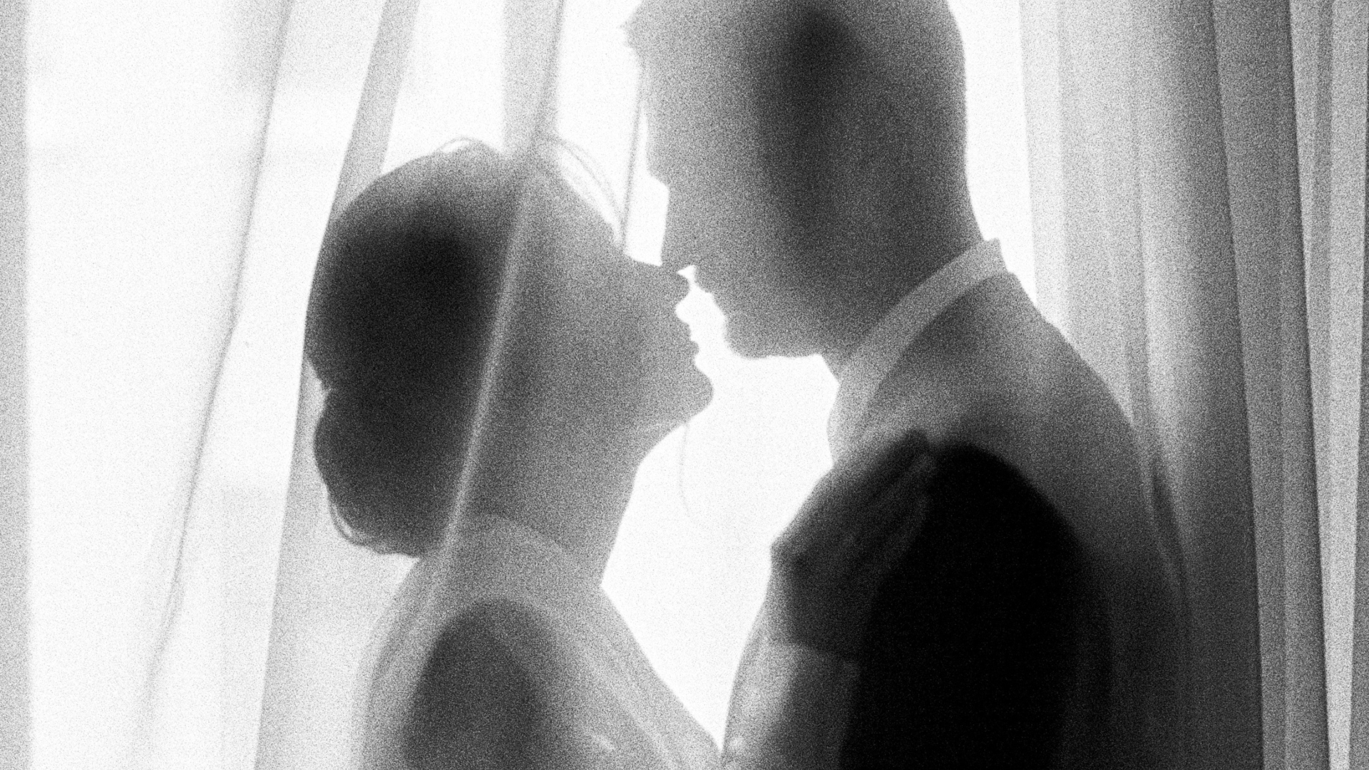 Žena a muž pri okne - znamenia lásky