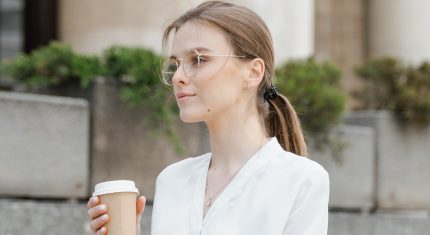 Žena drží v ruke kávu