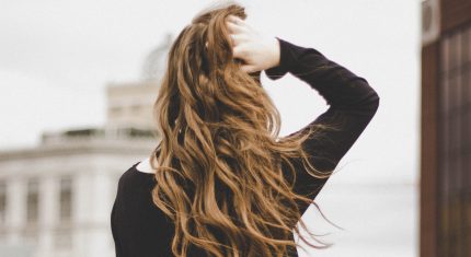 Žena má krásne dlhé vlasy