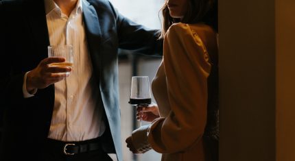 Muž a žena na drinku