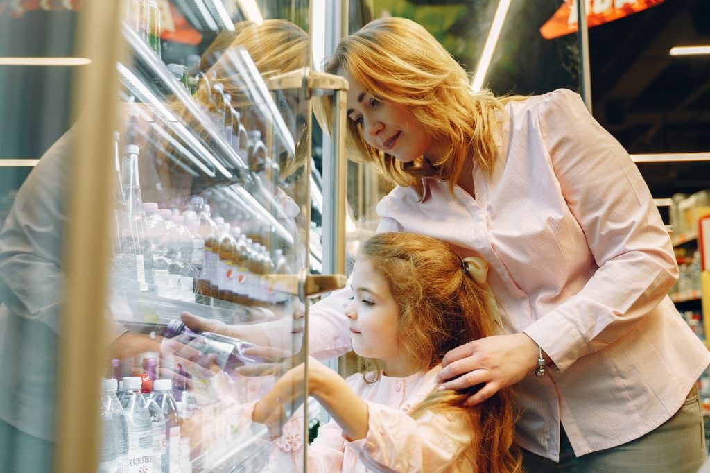 Žena s dcérou v obchode