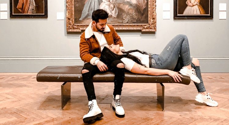 Pár má prvé rande v múzeu
