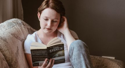 Žena číta knihu