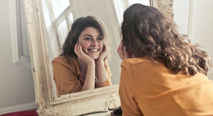 žena sa pozerá do zrkadla