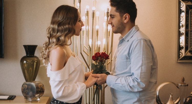 Muž dáva žene ruže - znamenia lásky