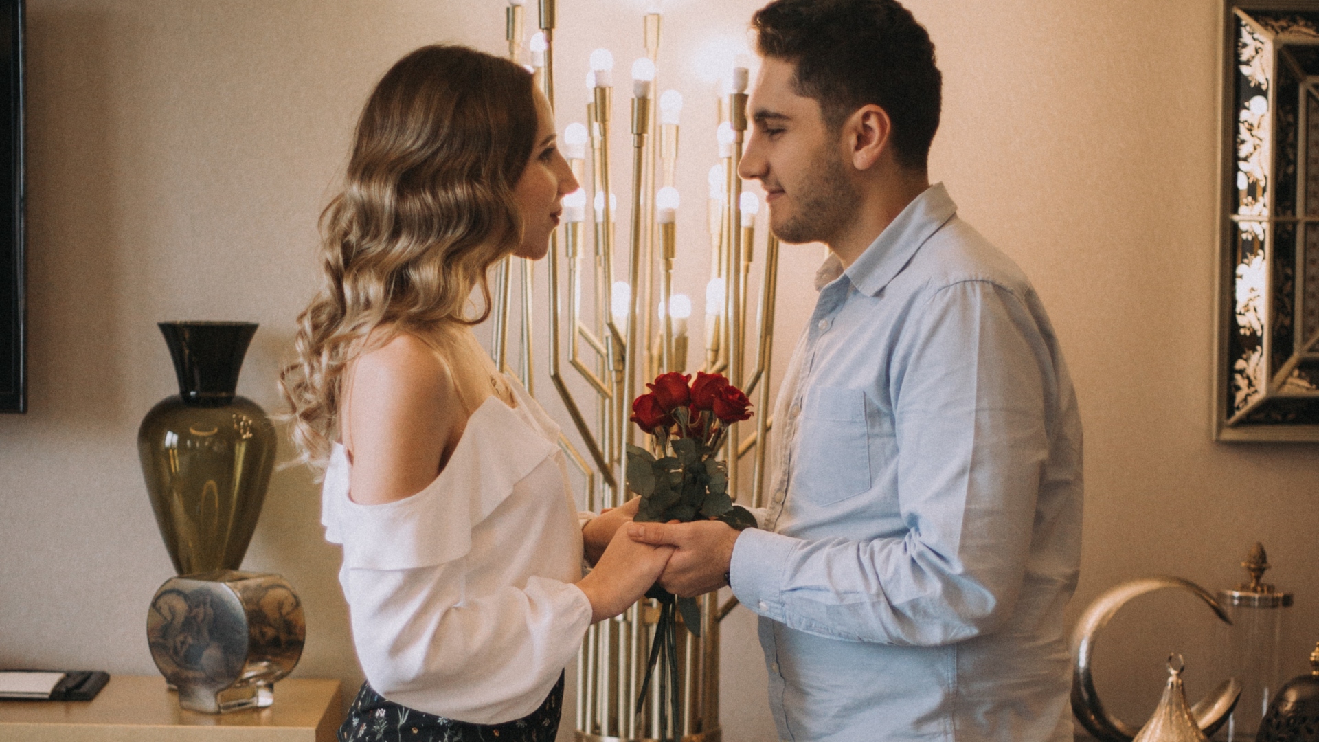 Muž dáva žene ruže - znamenia lásky