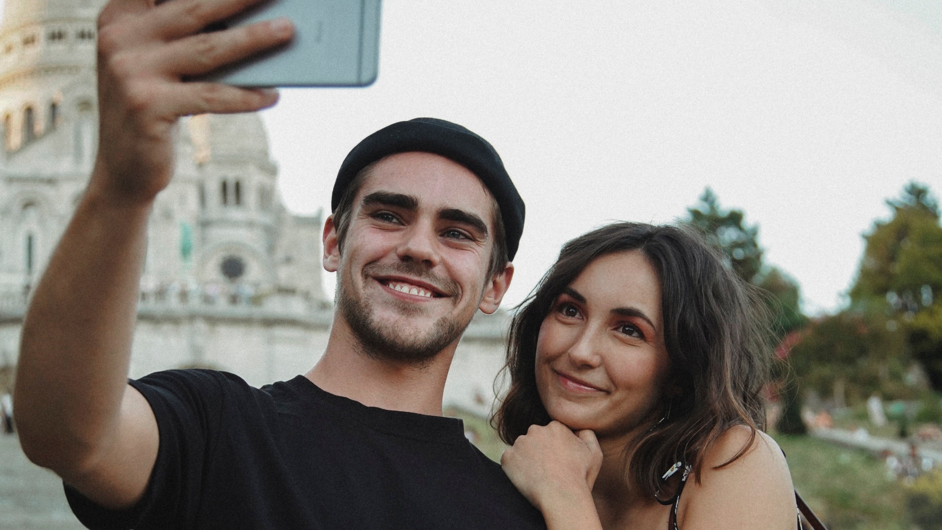 Muž a žena si robia selfie - online nevera