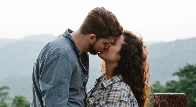 Muž a žena sa bozkávajú
