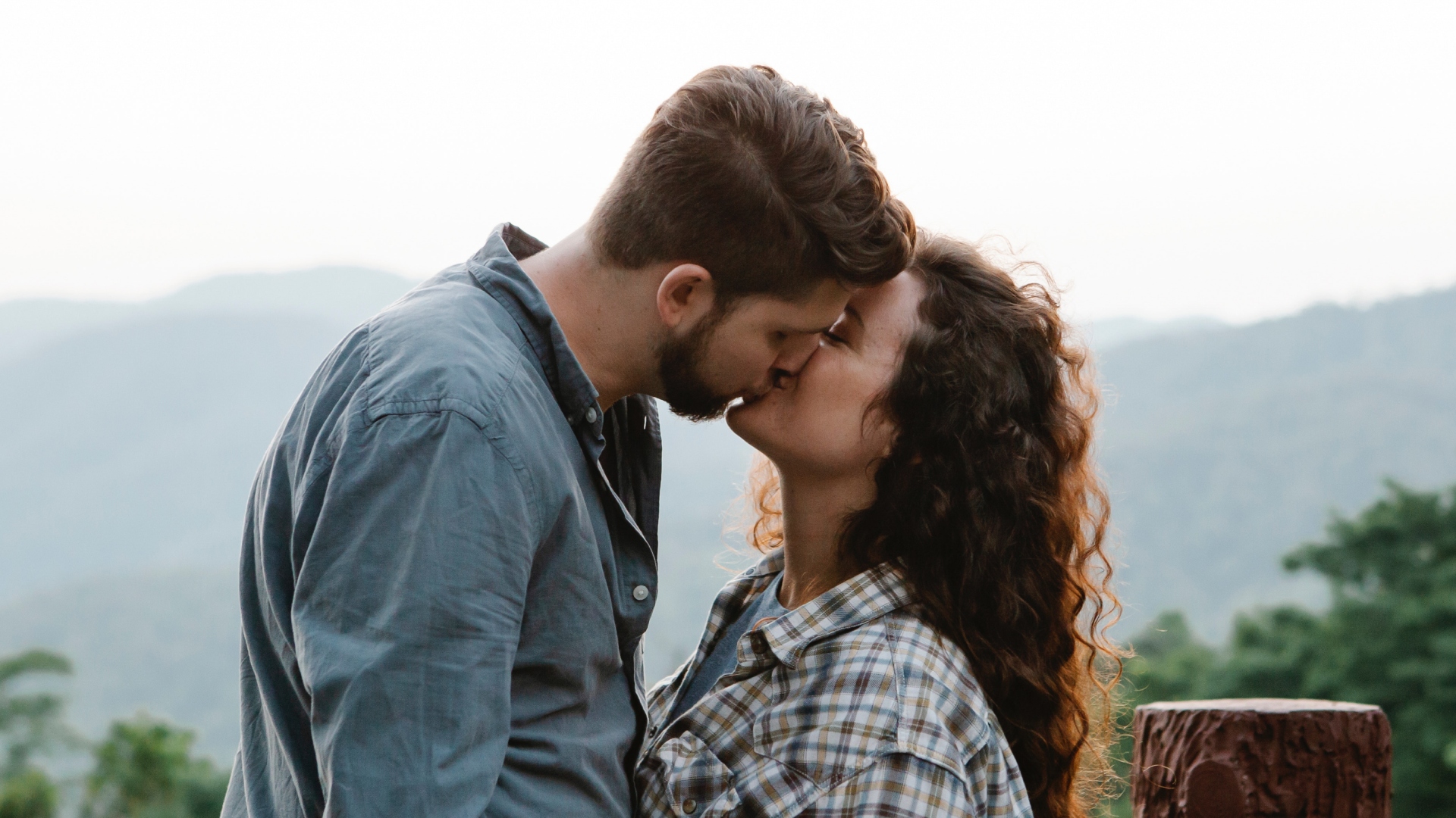 Muž a žena sa bozkávajú