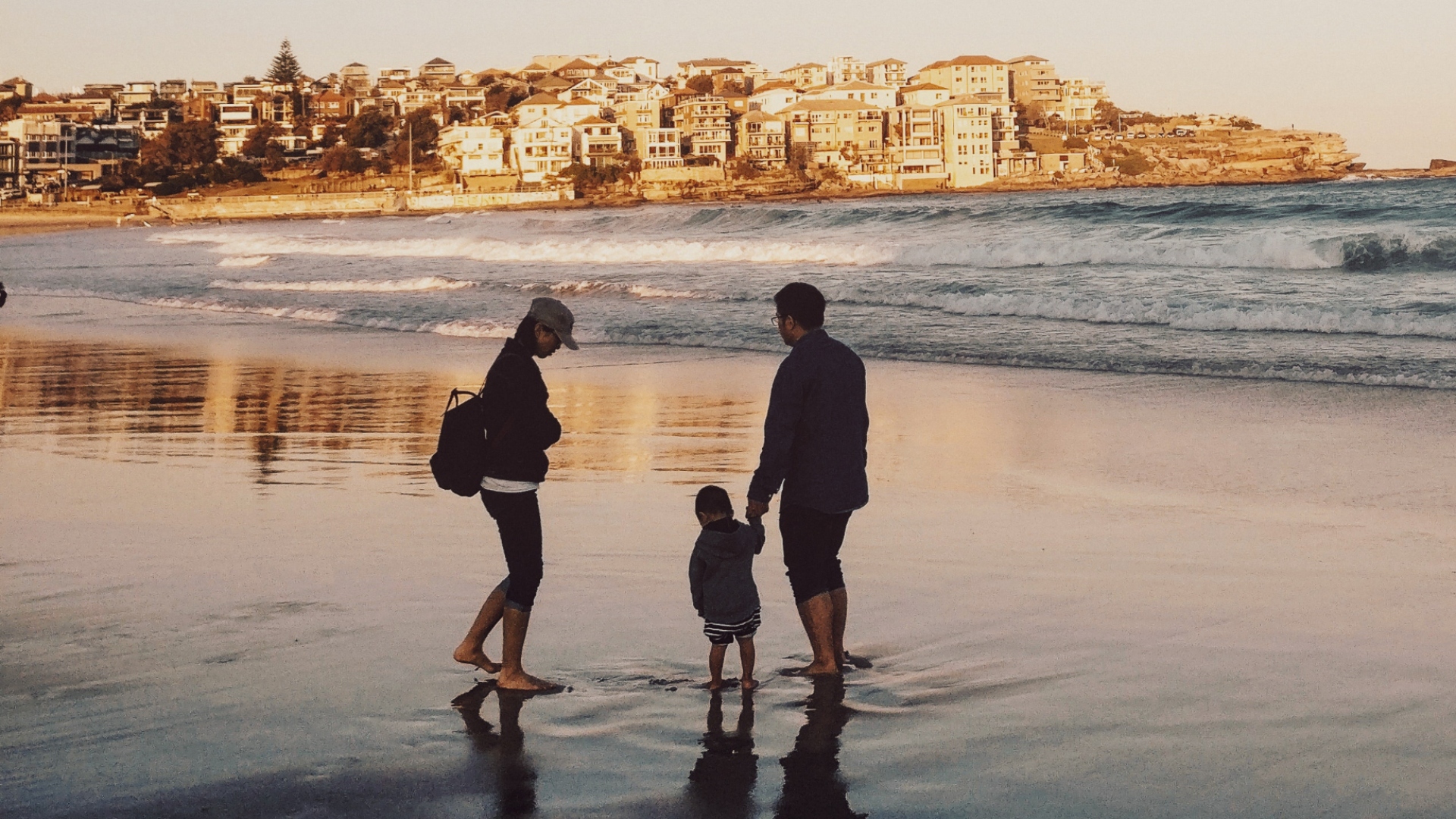 Rodina na pláži, na randenie môže zabudnúť