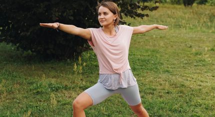 Žena cvičí jogu v prírode