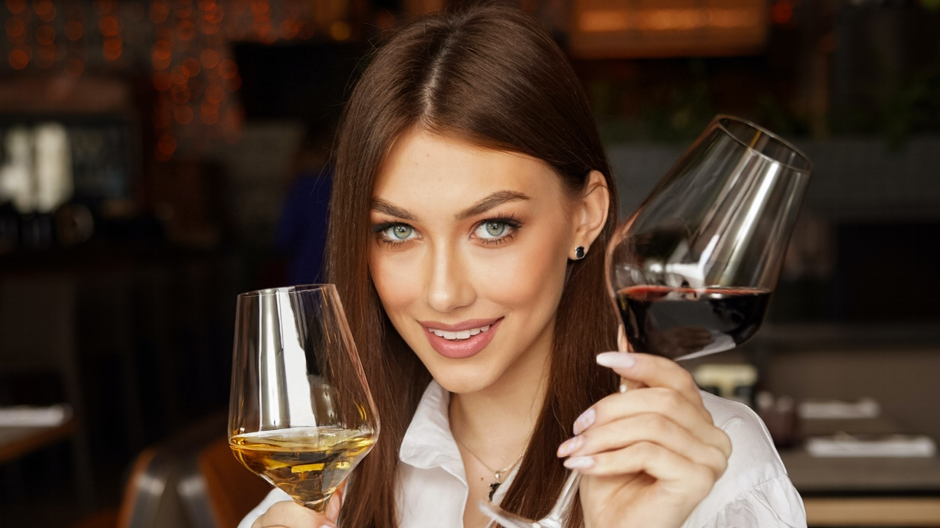 Žena drží dva poháre vína