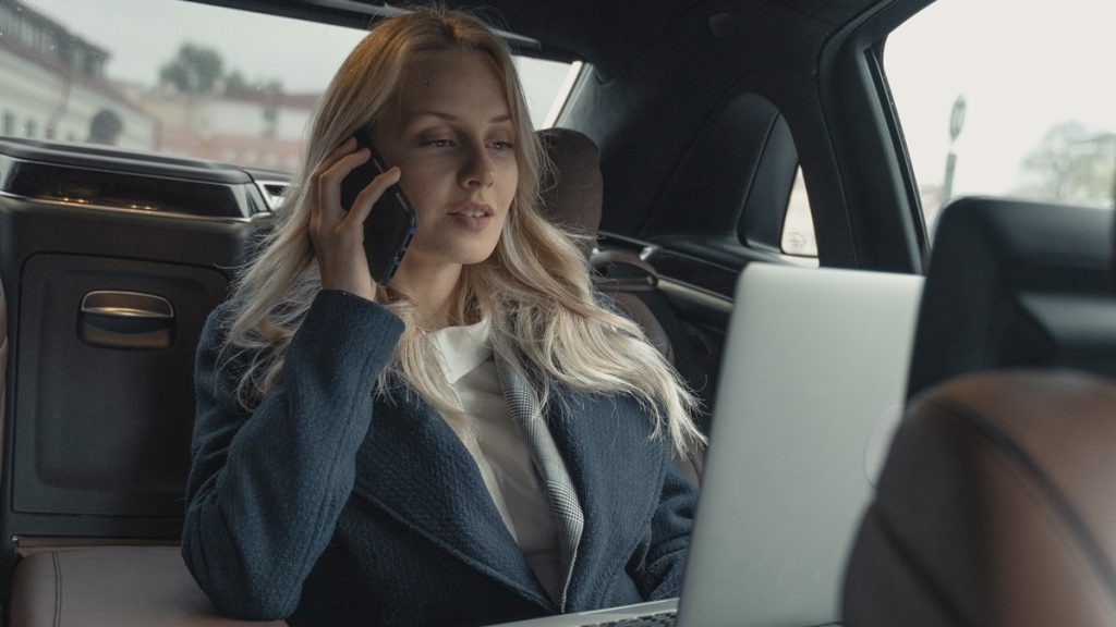 Žena telefonuje v aute