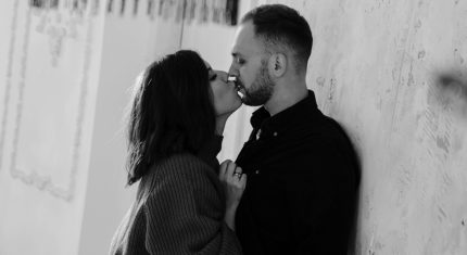 Muža a žena sa bozkávajú - znamenia lásky