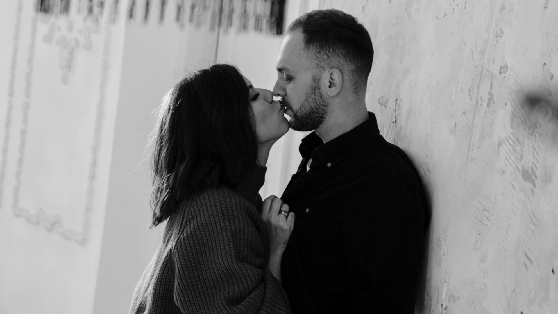 Muža a žena sa bozkávajú - znamenia lásky
