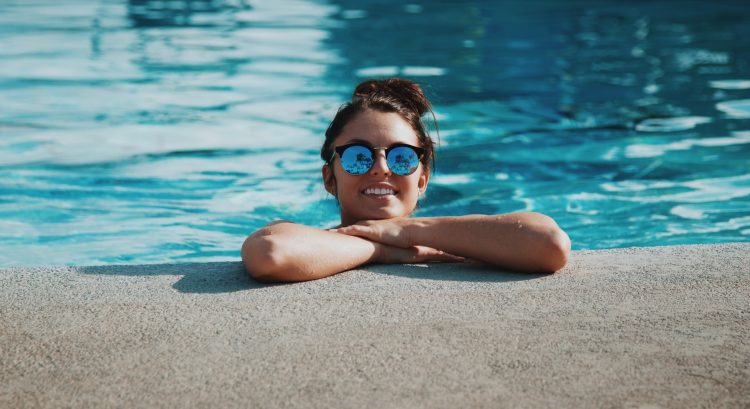 Žena sa usmieva v bazéne