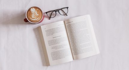 Kniha, okuliare a káva.