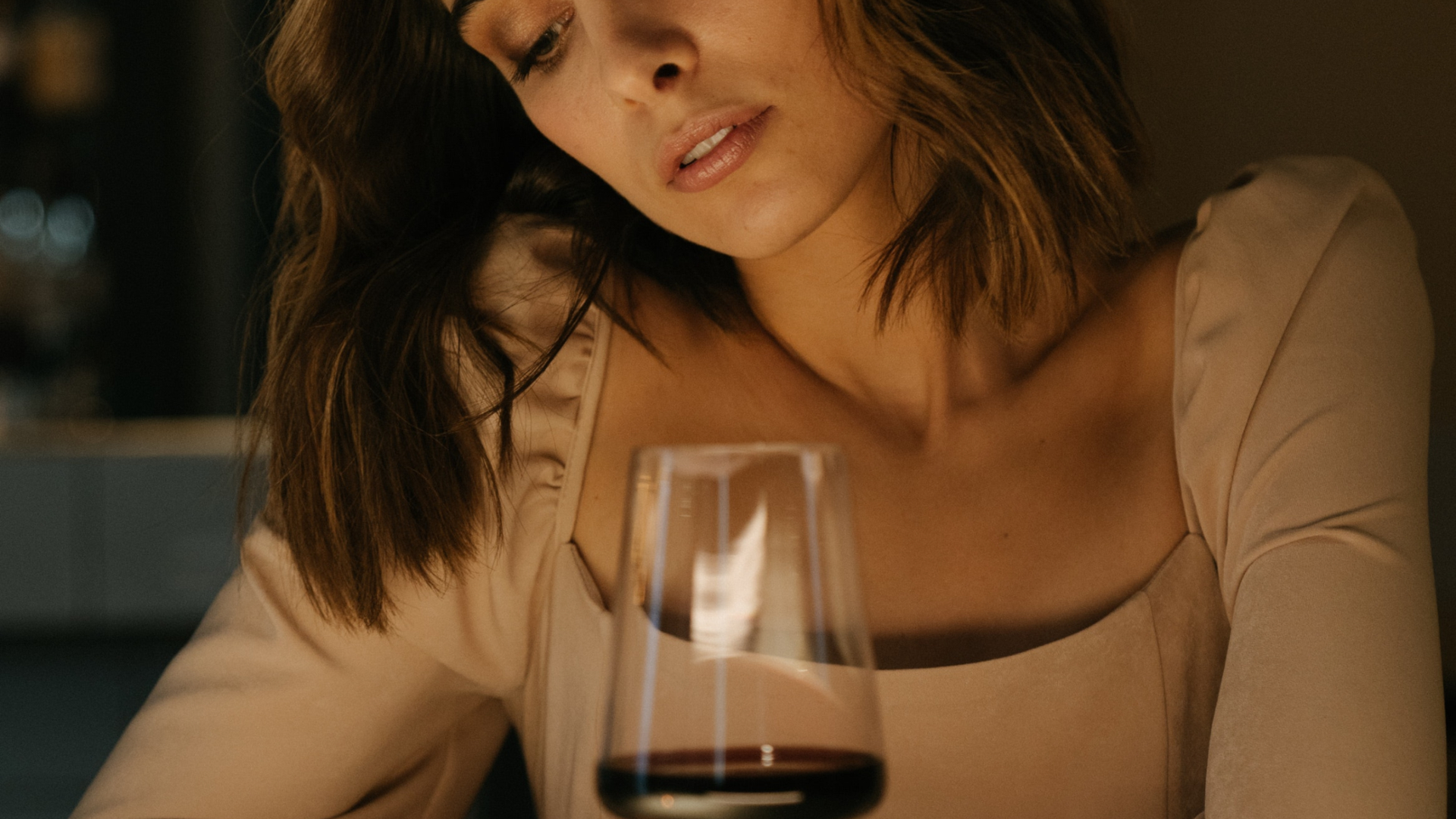 žena a víno