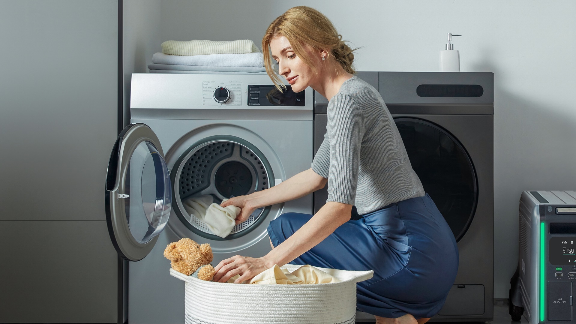 Žena je zohnutá pri práčke