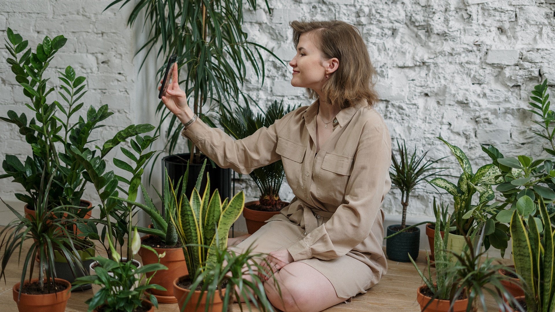 Žena sa stará o izbové rastliny
